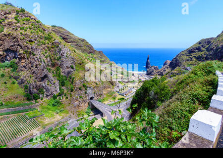 Rocce drammatica sulla costa di Madeira - Portogallo Foto Stock