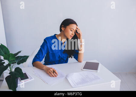 Sentimento donna lo stress e la stanchezza da lavoro Foto Stock