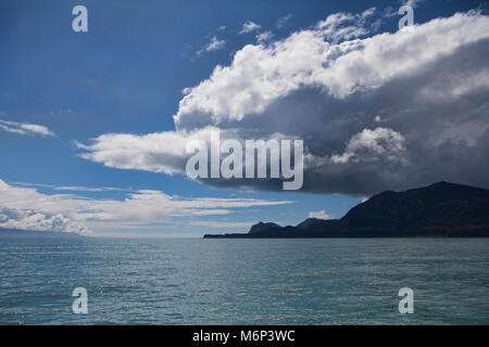 Dark Cloud storm formando su di un isola nel suono trasversale nel sud-est dell Alaska in estate come si vede da una barca. Foto Stock