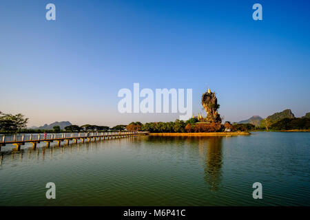 Il Kyauk Ka Lat Pagoda appartiene a un monastero e si trova su un isola nel mezzo di un lago Foto Stock