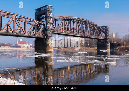 Magdeburg, Germania - 4 March 2018: sul fiume Elba a Magdeburgo, ice floes nuotare sotto il vecchio ponte della ferrovia "Hubbrücke'. Foto Stock