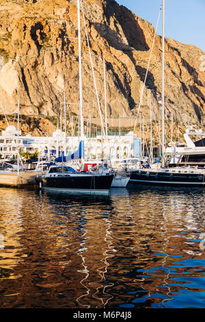 Aguadulce, provincia di Almeria, Andalusia, Spagna : le barche da diporto si riflette sul mare mediterraneo presso il porto turistico di Aguadulce. Foto Stock