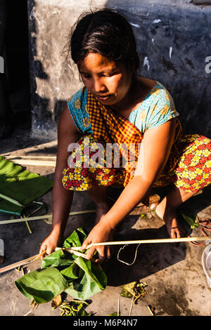 Kashia donna tribale. Lowacherra Riserva Forestale. Area Srimangal, Bangladesh Foto Stock