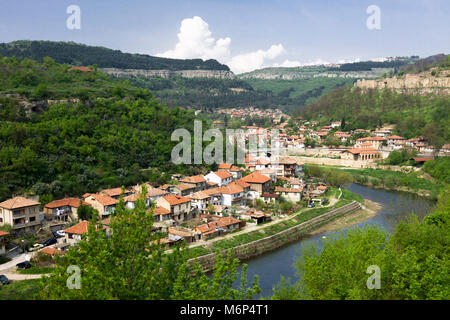 Panoramica di Veliko Tarnovo città vecchia e il fiume Yantra in esecuzione attraverso di esso. Veliko Tarnovo, Bulgaria Foto Stock