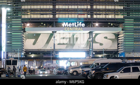 East Rutherford, New Jersey - Novembre 2016: Metlife ingresso dello stadio di notte. New York getti american football team gioca il gioco serale, ventole comprare tick Foto Stock