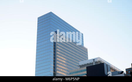 Grandi grattacieli di uffici con finestre in vetro riflettente in Downtown Minneapolis Minnesota USA. Il quartiere finanziario home alla sede centrale della banca Foto Stock