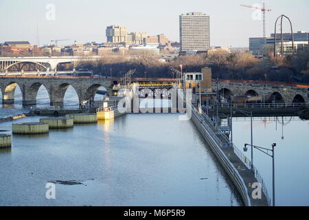 Serrature e dighe lungo il fiume Mississippi in Minneapolis Minnesota. Aiuto spedizione barche di spostarsi verso il basso le vie navigabili Foto Stock