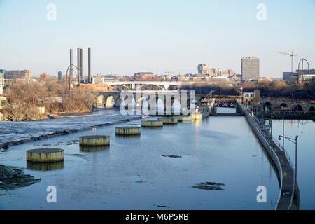 Fiume Mississippi tra San Paolo e Minneapolis Città gemelle in Minnesota durante il tramonto. Canal lock per elevare le barche in ampia shot Foto Stock