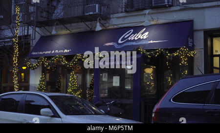 New York City - Dicembre 2016: Ristorante esterno ristorante cubano e bar in Greenwich Village Manhattan di notte Foto Stock