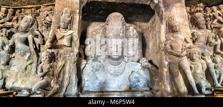 Sadashiva Trimurti scultura in grotta 1 sull isola Elephanta. Mumbai, India Foto Stock