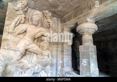 Sculture indù nella grotta 1 sull isola Elephanta. Mumbai, India Foto Stock