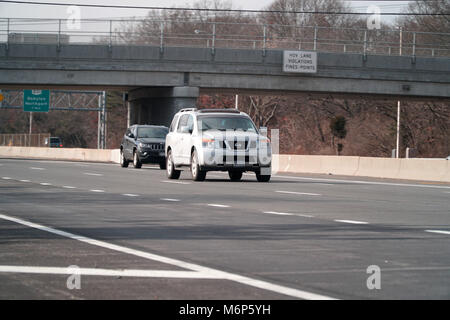 Long Island, NY - Circa 2017: Nissan Pathfinder guida sulla Interstate Highway a New York al di fuori della città di New York. SUV Crossover prodotta dal motore giapponese co Foto Stock