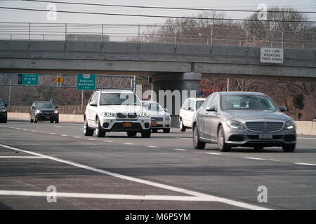 Long Island - Circa 2017: Rush Hour di " commuters " traffico di auto sulla superstrada durante il giorno. La congestione pesante sulla principale autostrada al di fuori della città di New York. Tra Foto Stock