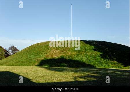 Grande Sud Mound, costruito 970 probabilmente per Thyra, moglie di Gorm il vecchio il primo re di Danimarca, dal suo figlio di re Harald Gormsson Bluetooth. Il Royal Foto Stock