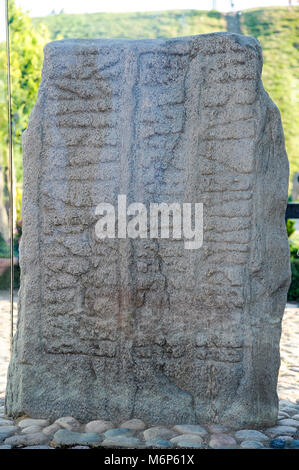 Re Gorm il vecchio's runestone da 955 per sua moglie Thyra, uno dei due massicci scolpiti pietre runiche Jellingstenene (pietre Jelling) dal X secolo, molto ho Foto Stock