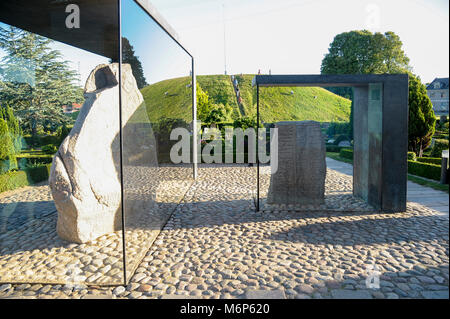 Massiccia scolpita pietre runiche Jellingstenene (pietre Jelling) dal X secolo, sulla sinistra re Harald Bluetooth del Gormsson runestone da 983 in memoria di Foto Stock