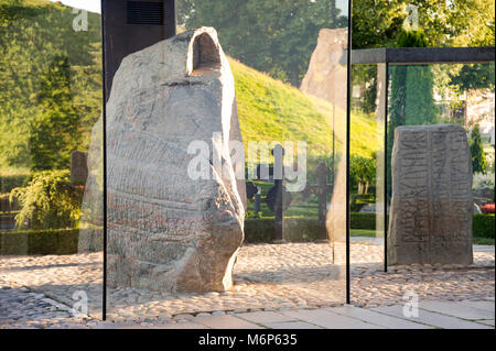 Massiccia scolpita pietre runiche Jellingstenene (pietre Jelling) dal X secolo, sulla sinistra re Harald Bluetooth del Gormsson runestone da 983 in memoria di Foto Stock