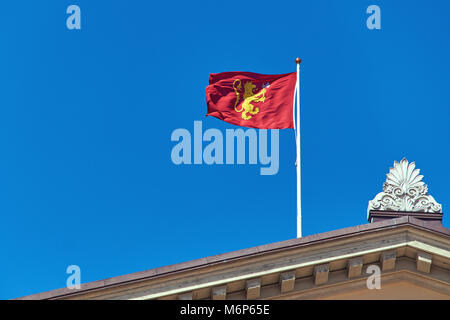 Royal Standard di Norvegia sventola sul cielo blu sullo sfondo Foto Stock