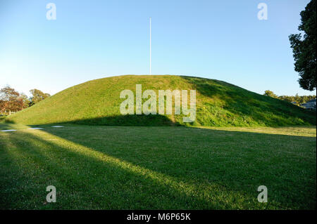 Grande Sud Mound, costruito 970 probabilmente per Thyra, moglie di Gorm il vecchio il primo re di Danimarca, dal suo figlio di re Harald Gormsson Bluetooth. Il Royal Foto Stock