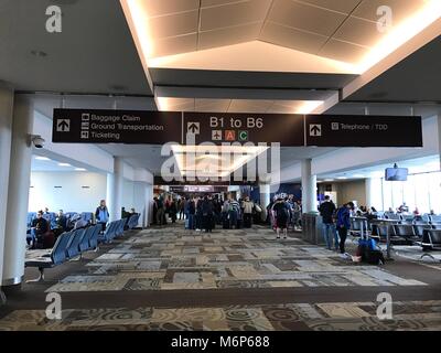 Il Nashville Tennessee - Circa 2017: il terminale di gate area dell'aeroporto internazionale di Nashville TN. I viaggiatori di attendere per il loro volo su aerei intorno a t Foto Stock