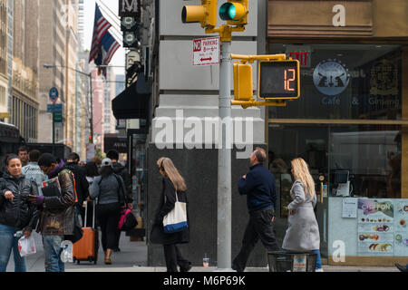 New York City - Circa 2017: NYC segnale Crosswalk conto alla rovescia per smettere di camminare su occupato strada di Manhattan per persone di sicurezza. Foto Stock