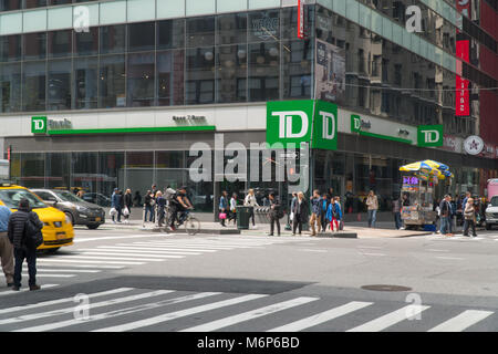 New York City - Circa 2017: TD Bank ramo su angolo di strada a Manhattan NYC. Stati Uniti banca nazionale del commercio in precedenza Foto Stock