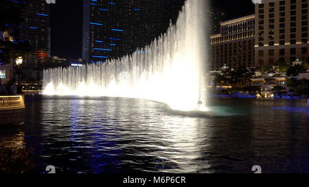 Las Vegas, Stati Uniti d'America - Circa 2017: Bellagio hotel e casino esterno durante la notte. Famose fontane danzanti sulla striscia blvd divertire la gente camminare sul marciapiede, Foto Stock