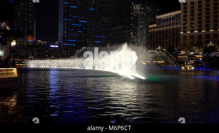 Las Vegas, Stati Uniti d'America - Circa 2017: Bellagio hotel e casino esterno durante la notte. Famose fontane danzanti sulla striscia blvd divertire la gente camminare sul marciapiede, Foto Stock