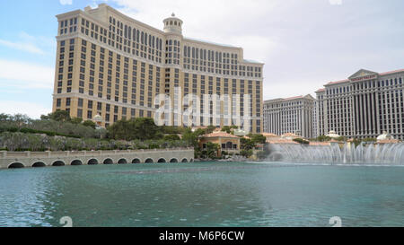 Las Vegas, Nevada - Circa 2017: Bellagio hotel casino giorno foto esterno. Famose fontane di fronte all edificio su las vegas boulevard strip Foto Stock