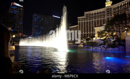 Las Vegas, Stati Uniti d'America - Circa 2017: Bellagio hotel e casino esterno durante la notte. Famose fontane danzanti sulla striscia blvd divertire la gente camminare sul marciapiede, Foto Stock