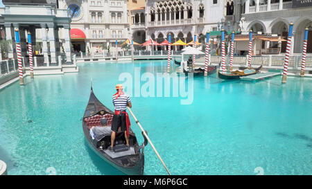 Las Vegas, Nevada - Circa 2017: Venetian hotel canal gondola esterno su Las Vegas Blvd striscia. Replica italiano attrazione a tema da Venezia Foto Stock