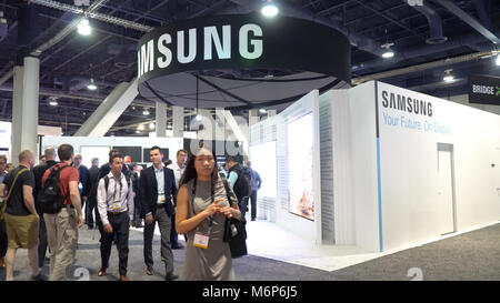 Las Vegas, Stati Uniti d'America - Circa 2017: Samsung booth sul piano dello showroom al NAB Show convention center. Promuovere la nuova industria televisiva prodotti e tecnologia Foto Stock