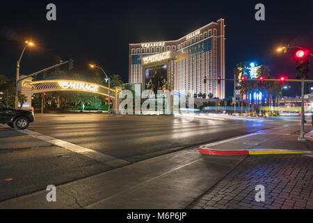 Las Vegas, Stati Uniti d'America - Circa 2017: l'isola del tesoro e Mirage luminose insegne al neon al di sopra della striscia di notte. Esposizione a lungo il traffico a incrocio occupato Foto Stock