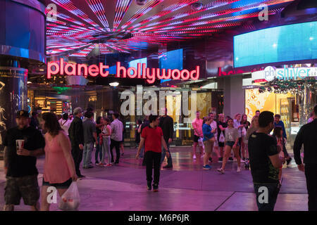 Las Vegas, Stati Uniti d'America - Circa 2017: Planet Hollywood hotel casino entrata al di fuori della strip. La gente camminare di notte il divertimento e il consumo di alcol. Foto Stock