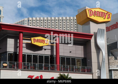 Las Vegas, Stati Uniti d'America - Circa 2017: Denny's American diner è un servizio completo di pancake house coffee shop veloce famiglia informale ristorante della catena. Foto Stock