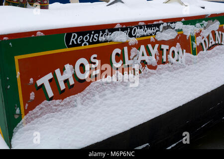 Un narrowboat in inverno con neve su di esso, Grand Union Canal, Warwick, Regno Unito Foto Stock