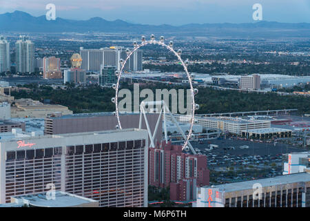 Las Vegas, Stati Uniti d'America - Circa 2017: alta rullo osservazione ruota panoramica Ferris stand alto al di sopra di LINQ outdoor shopping, ristoranti e intrattenimenti promenade. Foto Stock