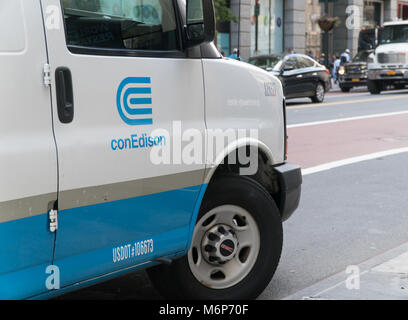 New York City - Circa 2017: con Edison Energia elettrica e gas di potenza vapore società veicolo autocarro furgone parcheggiato sulla strada di Manhattan. Con ed investitore o Foto Stock