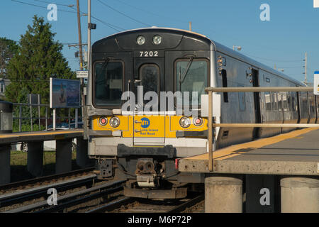 Long Island, NY - Circa 2017: Ferrovia di Long Island LIRR sit in treno alla stazione di piattaforma sulla giornata di sole la mattina. Commutare i viaggi ferroviari in Penn Station M Foto Stock