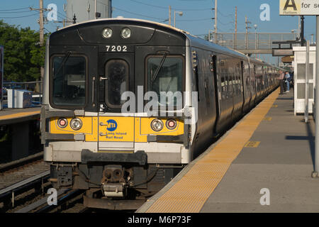 Long Island, NY - Circa 2017: LIRR convoglio ferroviario alla stazione di piattaforma per i passeggeri a bordo e viaggio nella città di New York Manhattan Penn Station Foto Stock