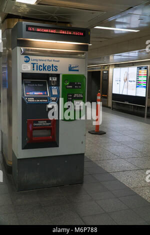 La città di New York, circa 2017: Ferrovia di Long Island LIRR biglietto elettronico della macchina. I passeggeri di acquistare i biglietti e pagare la tariffa di cavalcare il treno Foto Stock