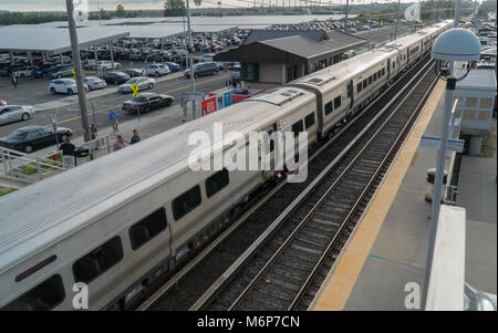 Il Deer Park, Long Island, NY - Circa 2017: Long Island LIRR train alla stazione di piattaforma per commutare i passeggeri in Manhattan mattina ora di punta Foto Stock