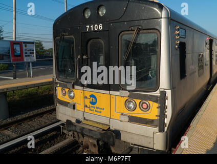 Long Island, NY - Circa 2017: Ferrovia di Long Island MTA in attesa del treno alla stazione di piattaforma durante la mattina ora di punta i pendolari Foto Stock