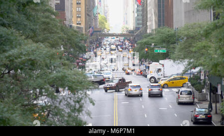 Sfocatura sfocatura lunga vista giù 42nd street a Manhattan. Tettuccio di colpo di occupato Rush Hour midtown il traffico. Autobus, auto veicolo personale occupano street Foto Stock