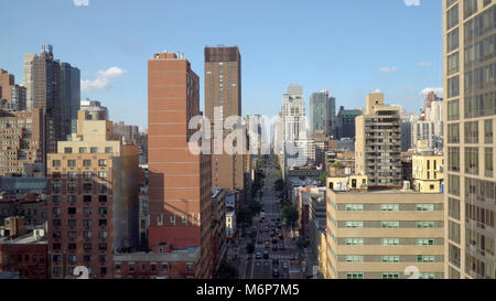 Antenna generica vista aerea della città urbana paesaggio dritto avenue road tra edifici alti Foto Stock