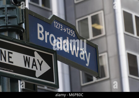 Direzionale segno di strada giù famosa Broadway in Manhattan New York City attraverso times square verso il centro Foto Stock