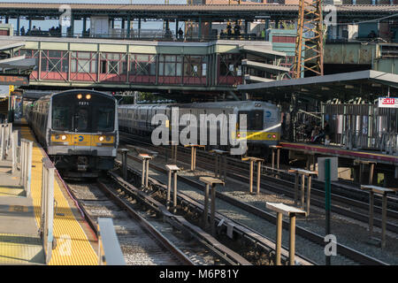 La città di New York, circa 2017: Ferrovia di Long Island il viaggio in treno per occupato Rush Hour commutare tra la Penn Station di Manhattan e stazione est Foto Stock