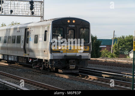 La città di New York, circa 2017: Ferrovia di Long Island il treno il giorno fuori dall esterno. Potenza elettrica corsa del motore sulla costa est via rete Foto Stock