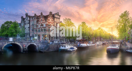 Fiume Amstel, canali e sunrise sulla bellissima città di Amsterdam. Paesi Bassi. Foto Stock