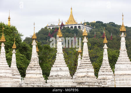 La stupa bianchi della Pagoda Sandamuni con il Mandalay Hill in background.. Myanmar (Birmania). Foto Stock